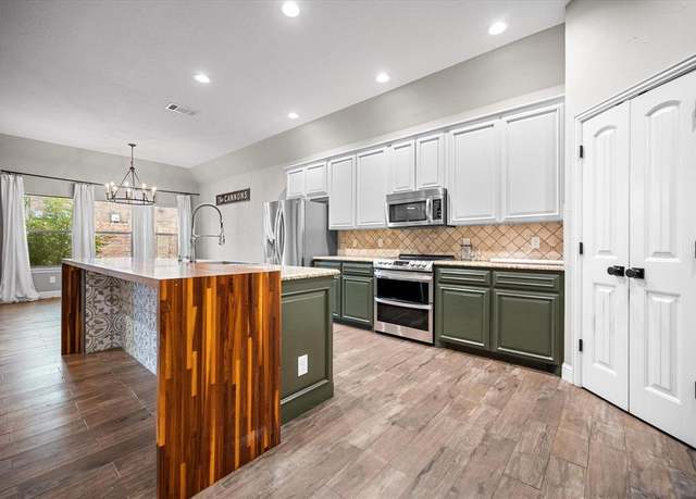 Property at 101 Chateau Dr, Aledo, TX 76008, 4 beds, 2 baths