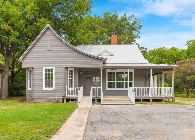 Property at 1315 E Pecan St, Gainesville, TX 76240, 4 beds, 2 baths