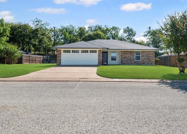 Property at 208 Pine St, Weatherford, TX 76086, 3 beds, 2 baths
