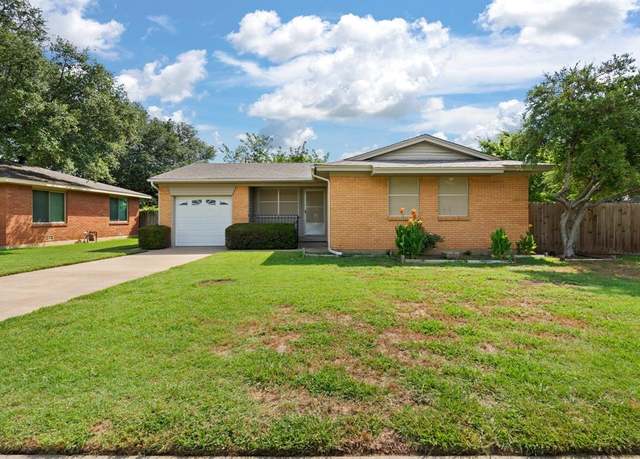 Property at 1111 S Ridgeway Dr, Cleburne, TX 76033, 3 beds, 1.5 baths