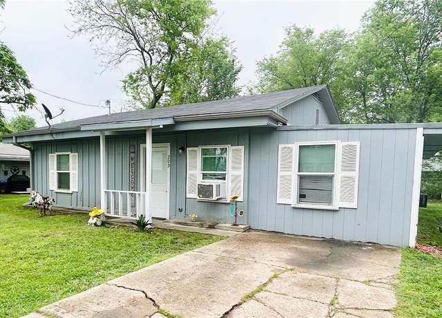 Property at 209 Kelly St, Bonham, TX 75418, 3 beds, 1 bath