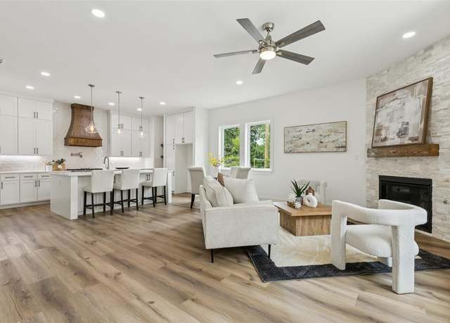 Property at 1004 W 10th St, Dallas, TX 75208, 3 beds, 2.5 baths