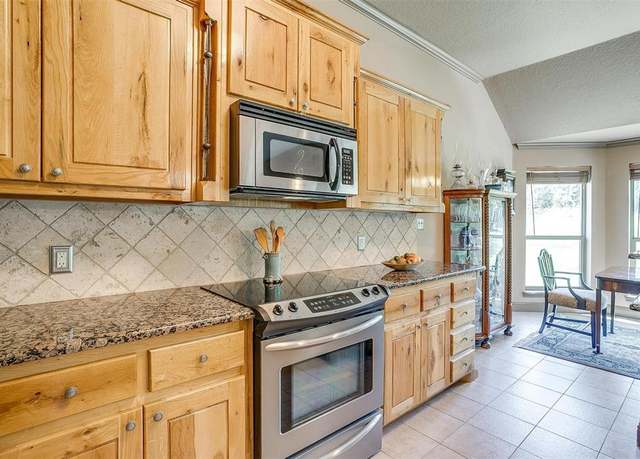 Property at 777 Trailwood Dr, Weatherford, TX 76085, 4 beds, 3 baths