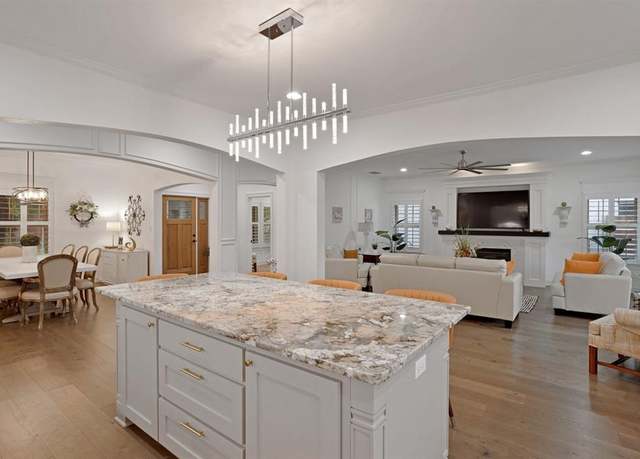 Property at 805 S Lindsay St, Gainesville, TX 76240, 4 beds, 3.5 baths
