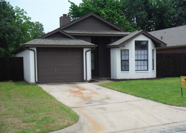Property at 1445 Eastview St, Fort Worth, TX 76134, 3 beds, 2 baths