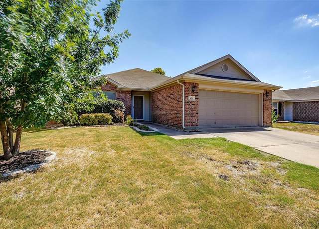 Property at 621 Condor Trl, Saginaw, TX 76131, 3 beds, 2 baths