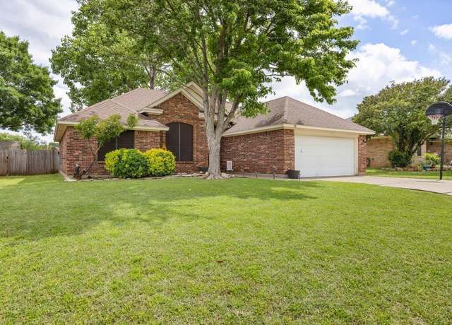 Property at 1511 Clover Ln, Granbury, TX 76048, 3 beds, 2 baths