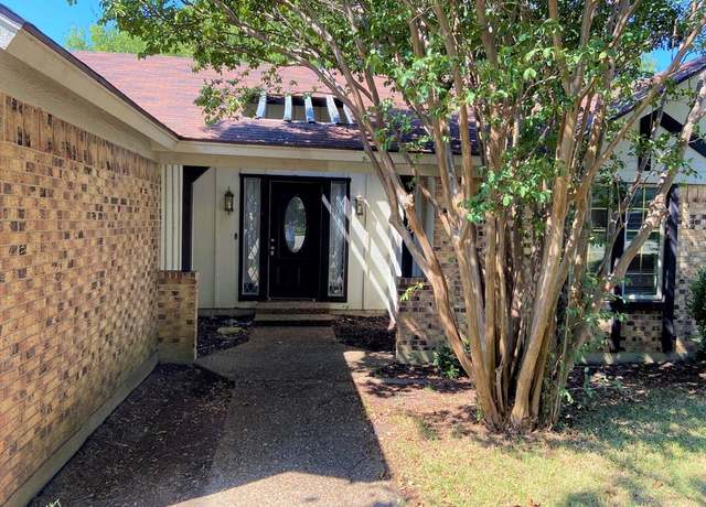 Property at 105 Lakeway Dr, Benbrook, TX 76126, 3 beds, 2 baths