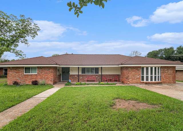 Property at 5816 Whitman Ave, Fort Worth, TX 76133, 4 beds, 2 baths