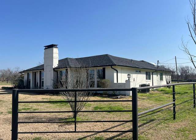 Property at 1301 Davis Ln, Terrell, TX 75160, 3 beds, 2.5 baths