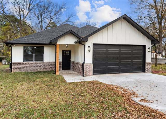 Property at 431 Cypress St, Pittsburg, TX 75686, 3 beds, 2 baths