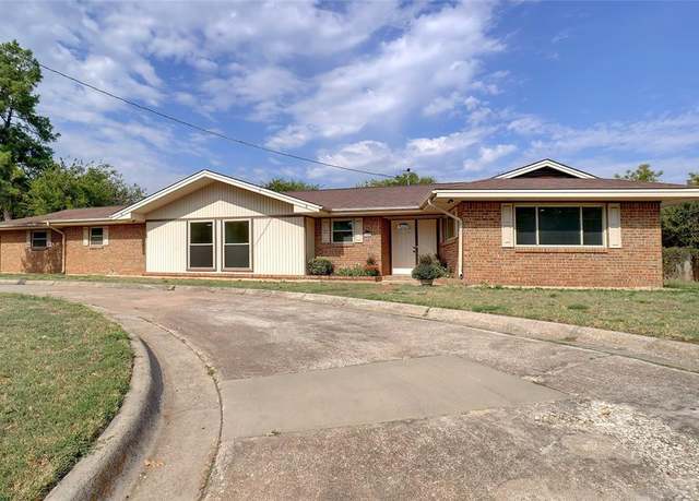 Property at 900 Roberts St, Bowie, TX 76230, 3 beds, 2 baths