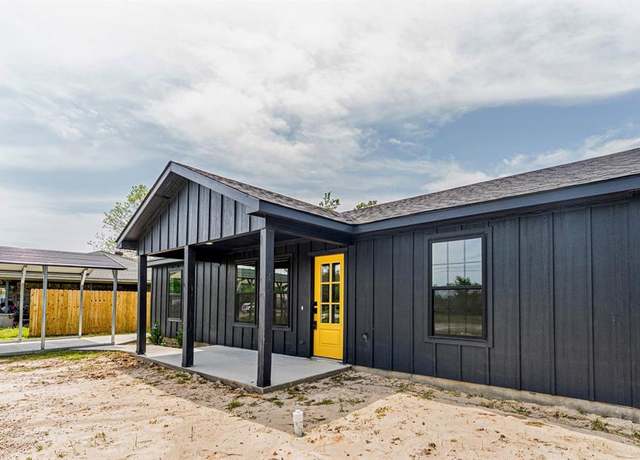 Property at 1045 Jackson St N, Sulphur Springs, TX 75482, 3 beds, 2 baths