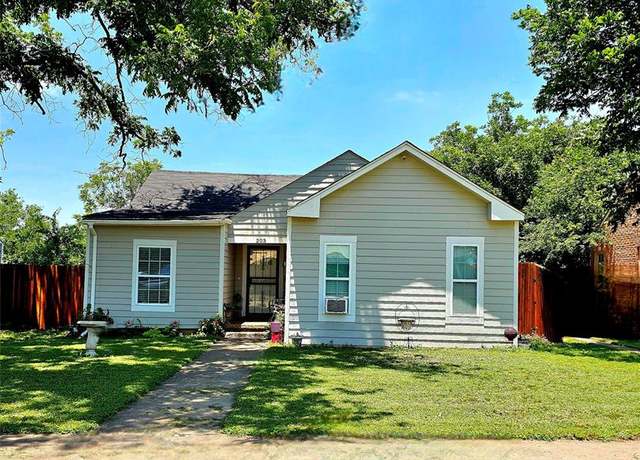 Property at 203 Hollywood St, Coleman, TX 76834, 3 beds, 2 baths