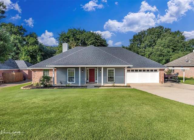 Property at 222 Country Club Dr, Benton, LA 71006, 4 beds, 2 baths