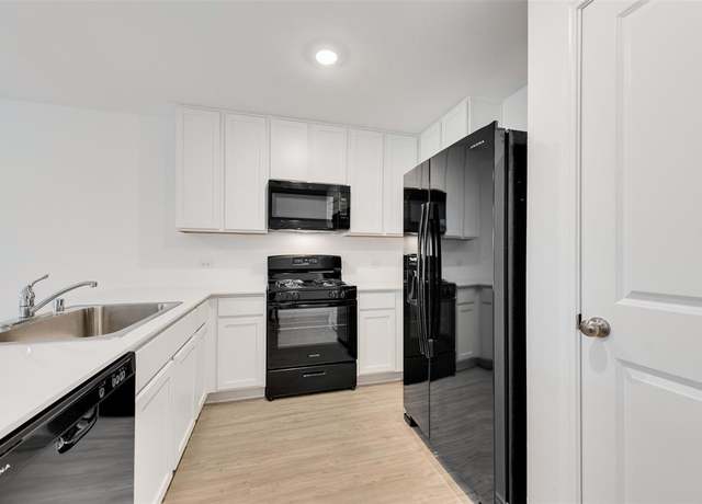 Property at 1605 Crested Way, Fort Worth, TX 76140, 3 beds, 2 baths