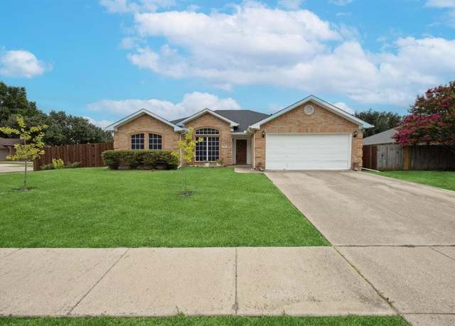 Property at 1611 Summertree Ln, Grand Prairie, TX 75052, 3 beds, 2 baths