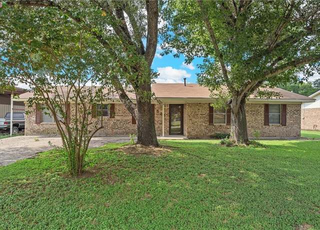 Property at 518 E Avenue G, Rosebud, TX 76570, 3 beds, 2 baths