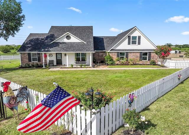 Property at 4574 Masch Branch Rd, Krum, TX 76249, 3 beds, 2.5 baths