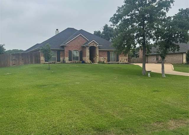 Property at 6702 Forest Oaks Ct, Granbury, TX 76049, 4 beds, 2 baths