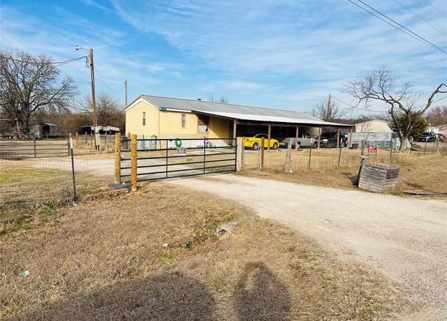 Property at 1009 Ben Dr, Cleburne, TX 76031, 2 beds, 1.5 baths