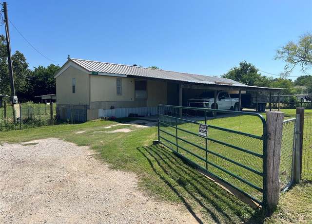 Property at 1009 Ben Dr, Cleburne, TX 76031, 2 beds, 1.5 baths