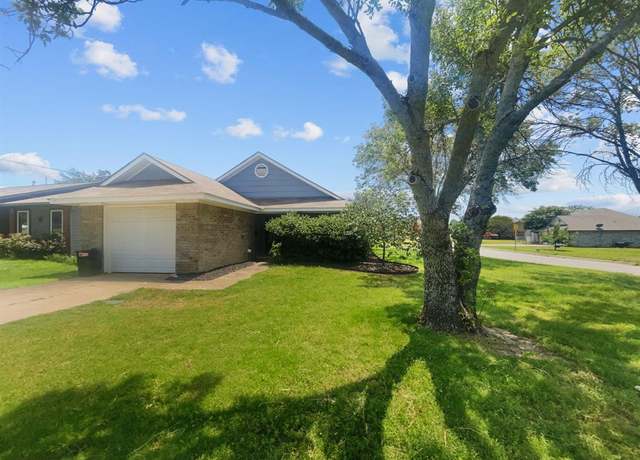 Property at 1215 Keechi St, Weatherford, TX 76086, 3 beds, 1 bath