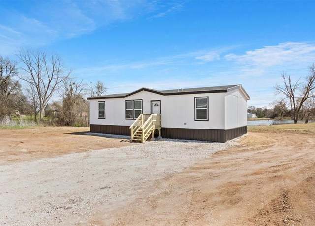 Property at 610 Bradley St, Groesbeck, TX 76642, 3 beds, 2 baths