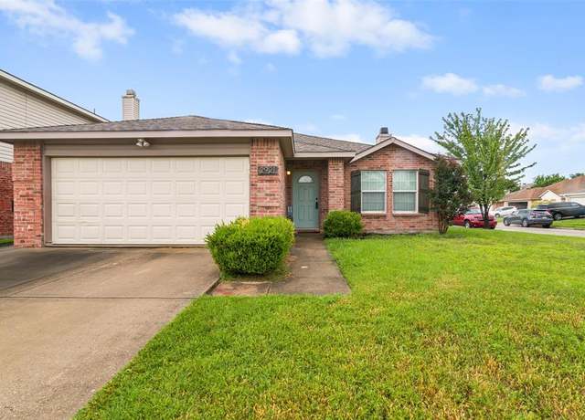 Property at 2921 Desert Dr, Denton, TX 76210, 3 beds, 2 baths