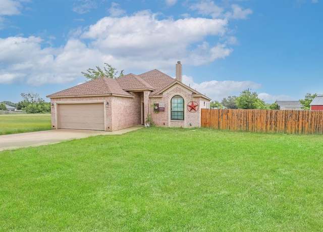 Property at 4109 Seminole Trl, Granbury, TX 76048, 3 beds, 2 baths