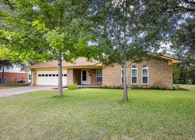 Property at 1305 Elizabeth Blvd, Granbury, TX 76048, 3 beds, 2 baths