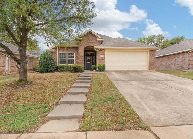 Property at 1002 Hidden Oaks Dr, Burleson, TX 76028, 3 beds, 2 baths