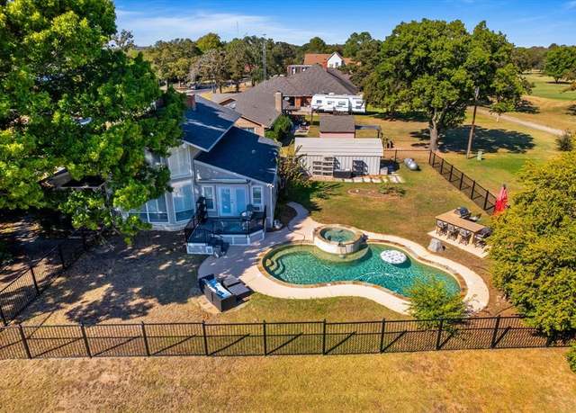 Property at 734 Kiowa Dr W, Gainesville, TX 76240, 3 beds, 2 baths