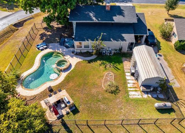 Property at 734 Kiowa Dr W, Gainesville, TX 76240, 3 beds, 2 baths