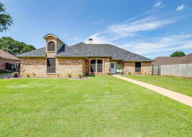 Property at 105 Shorewood Pl, Joshua, TX 76058, 4 beds, 3 baths