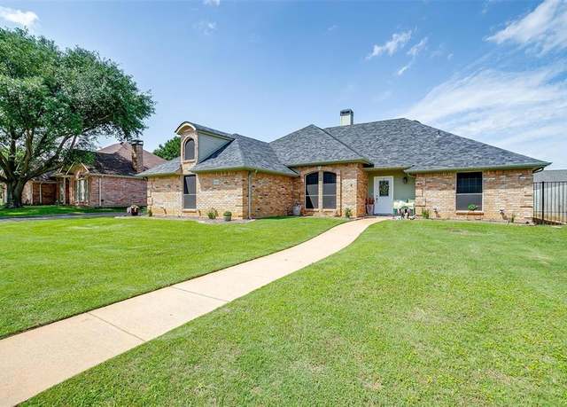 Property at 105 Shorewood Pl, Joshua, TX 76058, 4 beds, 3 baths