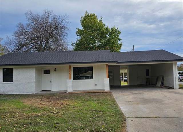 Property at 1704 Harris St, Gainesville, TX 76240, 2 beds, 1 bath