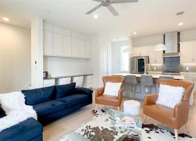 Property at 5605 Bryan Pkwy #104, Dallas, TX 75206, 2 beds, 2.5 baths