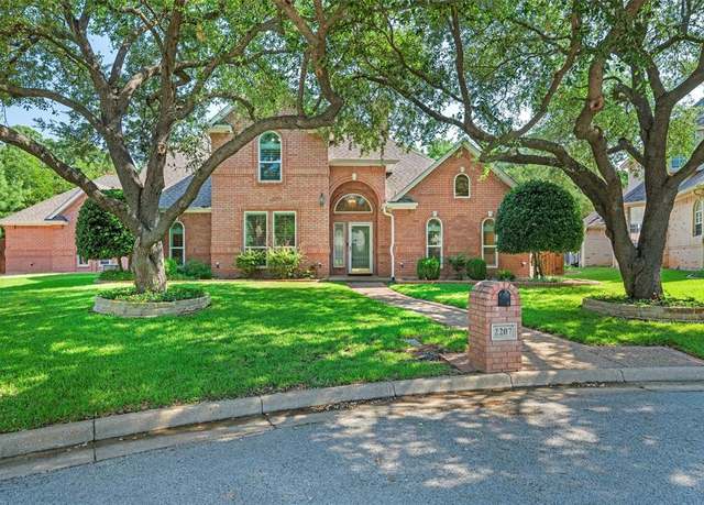 Property at 2207 Tournament Trl, Arlington, TX 76017, 4 beds, 4 baths