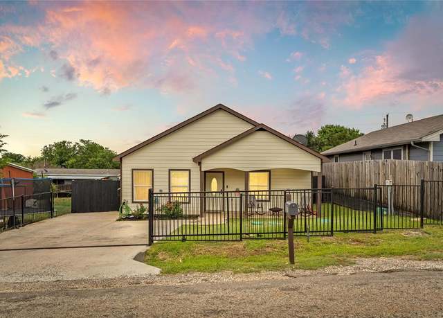 Property at 907 Colorado River Dr, Granbury, TX 76048, 3 beds, 2 baths