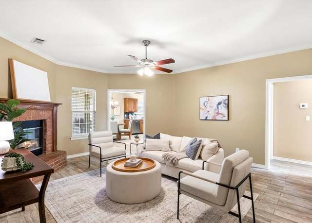 Property at 1005 E Burnett St, Ennis, TX 75119, 3 beds, 2 baths