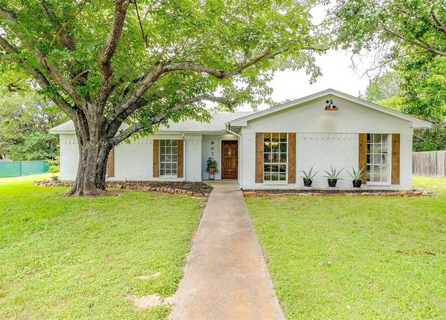 Property at 807 Spanish Trail Dr, Granbury, TX 76048, 3 beds, 2 baths