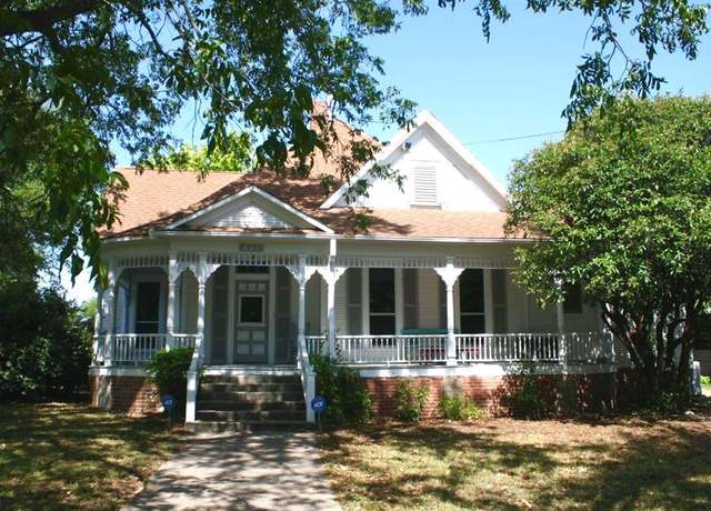 Property at 801 N Lane St, Comanche, TX 76442, 3 beds, 3 baths