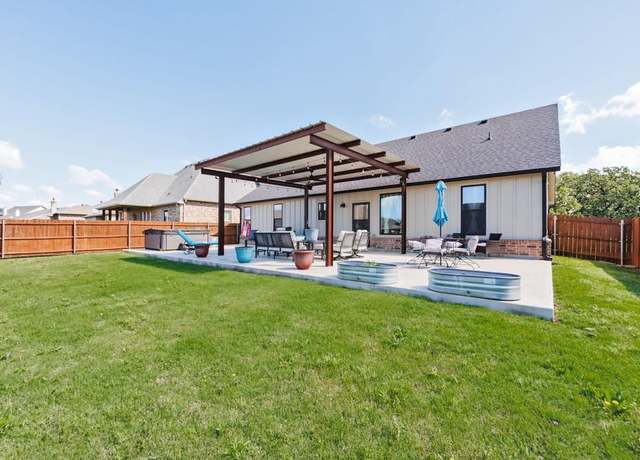 Property at 825 Holbrook Rd, Springtown, TX 76082, 3 beds, 2 baths