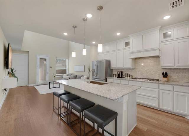 Property at 1016 Thomas Pl, Carrollton, TX 75006, 3 beds, 2.5 baths