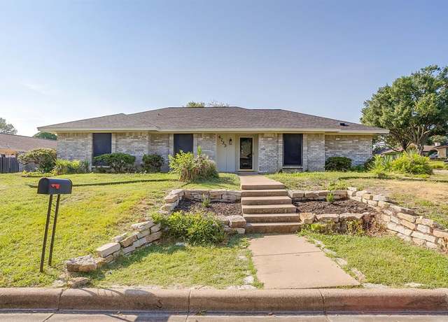 Property at 4733 Cinnamon Hill Dr, Fort Worth, TX 76133, 3 beds, 2 baths