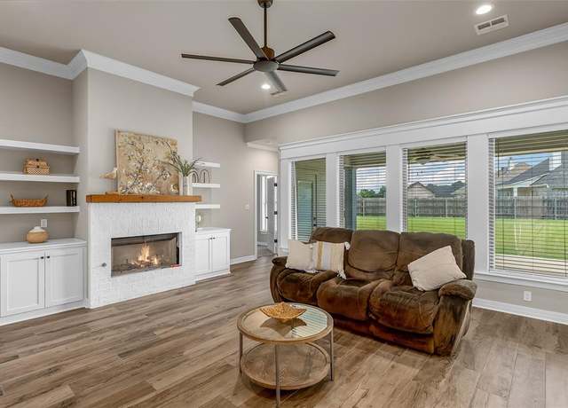 Property at 803 Durango Dr, Bossier City, LA 71111, 3 beds, 2 baths