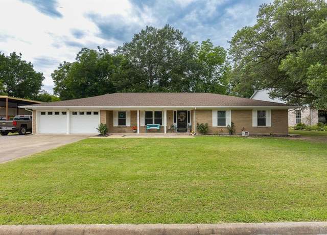 Property at 2812 Mccarley Dr, Commerce, TX 75428, 4 beds, 2.5 baths