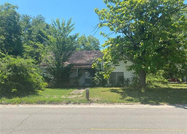 Property at 306 Stacey Dillard St, Clarksville, TX 75426