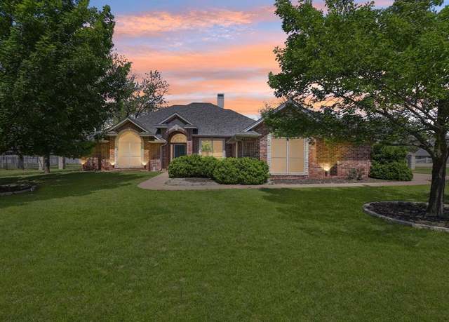 Property at 5510 Flagstick Dr, Granbury, TX 76049, 3 beds, 2.5 baths